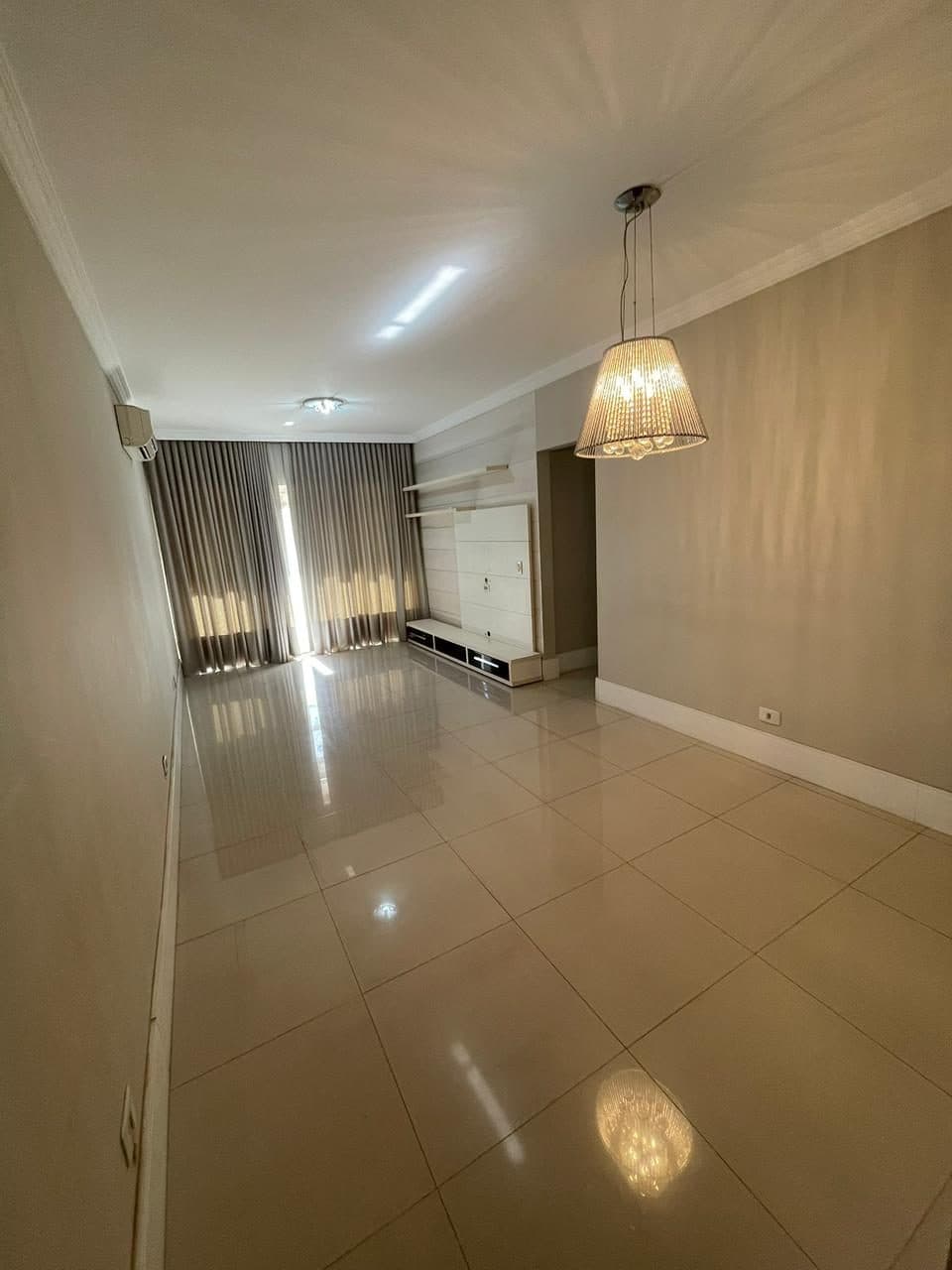 OPORTUNIDADE DE LOCAÇÃO - Ótimo apartamento SEMI MOBILIADO no Edifício Angra dos Reis